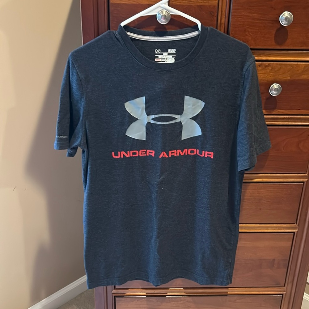 Under Armour men’s shirt, heatgear, loose fit, size small, grey w/ red UAletters